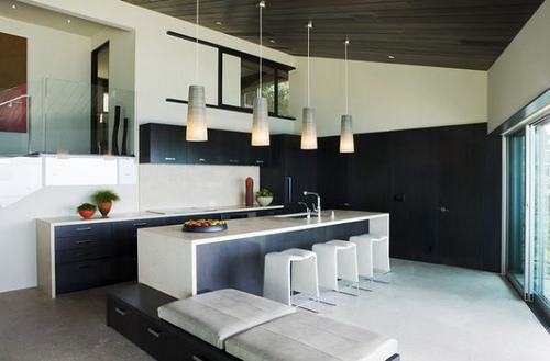 Sleek-kitchen-in-black-and-white-with-lovely-pendant-lighting