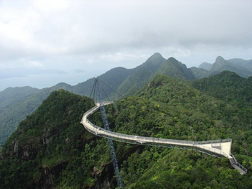 puente curvo skybridge