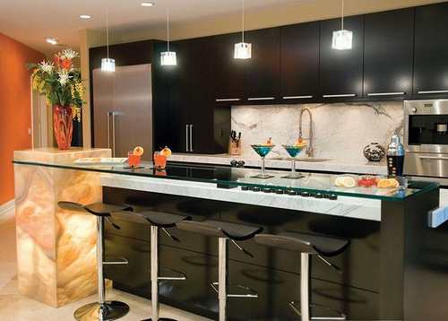 design-functional-kitchen-with-bar-and-contemporary-lighting